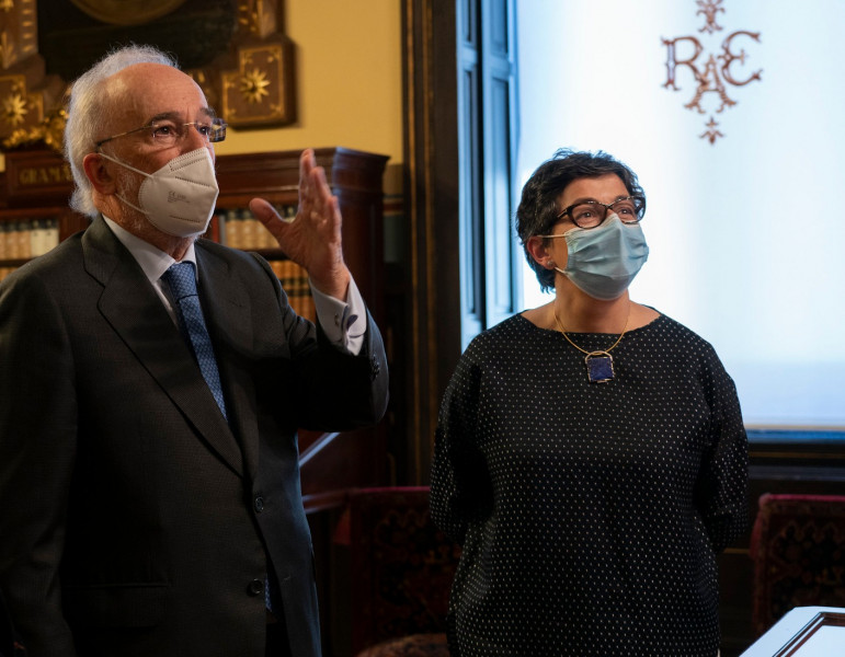 El director de la RAE, Santiago Muñoz Machado, y la ministra de Asuntos Exteriores, Arancha González Laya (foto: RAE)