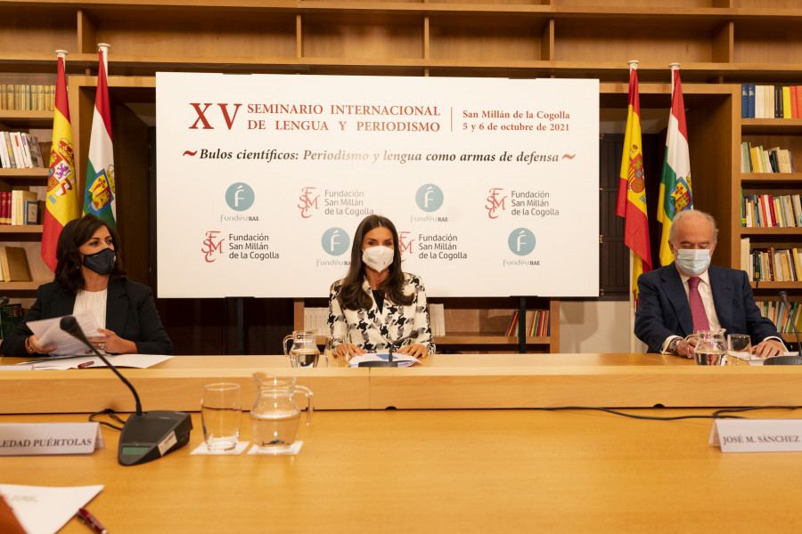 Concha Andreu, presidenta de La Rioja; la reina de España y el presidente de FundéuRAE y director de la RAE, Santiago Muñoz Machado (foto: RAE)