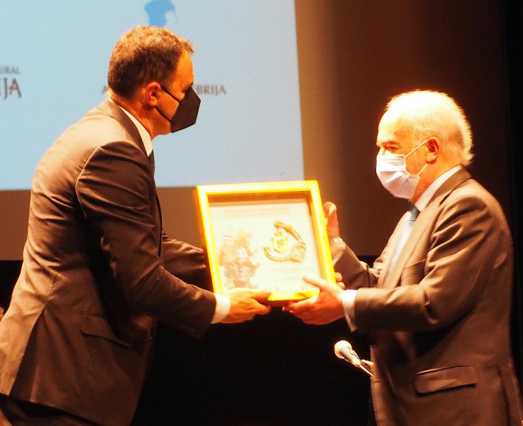 El director de la RAE recibe la Medalla de Oro de Lebrija de manos de su alcalde (foto: Ayuntamiento de Lebrija)
