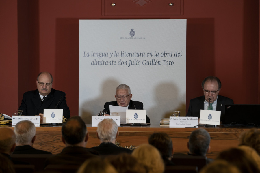 Carlos Martínez-Merello, segundo jefe del Estado Mayor de la Armada; Pedro García Barreno, secretario de la RAE; y Pedro Álvarez de Miranda, académico de la RAE (foto: RAE)