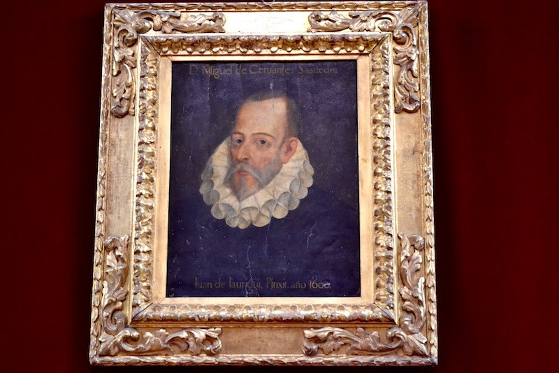 Falso retrato de Cervantes atribuido erróneamente a Juan de Jáuregui. Fue donado a la RAE en 1911 y está colgado en su salón de actos desde entonces.